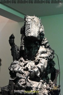 Die dunkle, vielteilige figürliche Skulptur (Bild: Stefan Siedler)